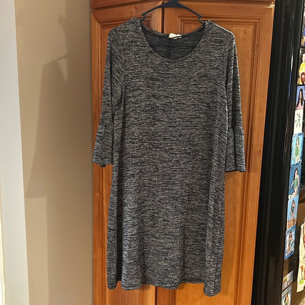 Gap womens dress with 3/4 sleeves, size medium, grey/black, flutter sleeves